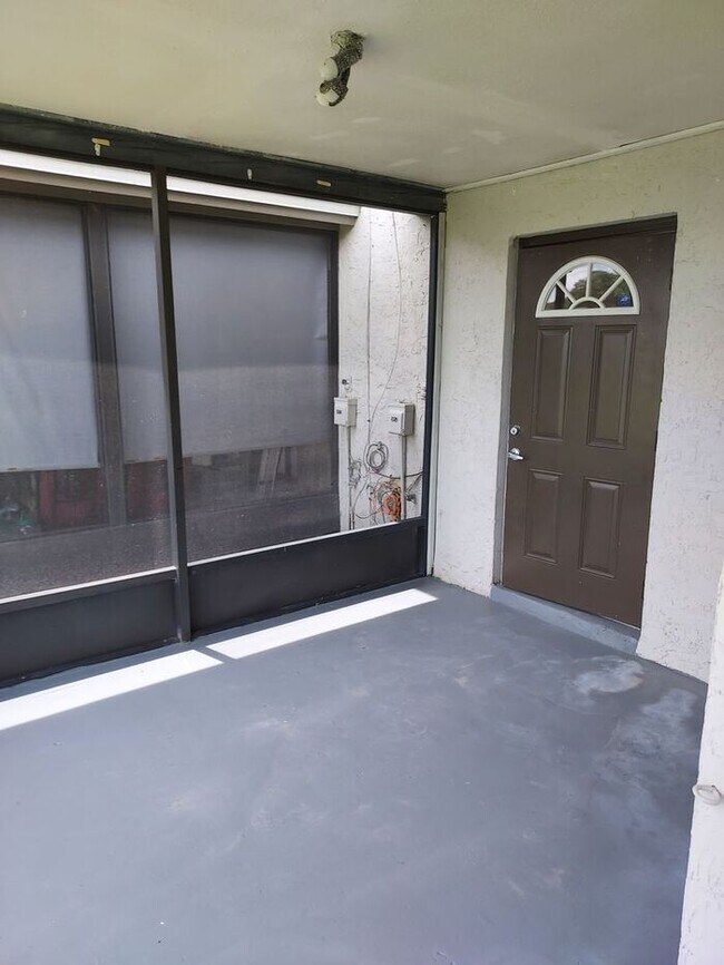 Building Photo - Townhouse located near UCF - 2 Bed / 1.5 Bath