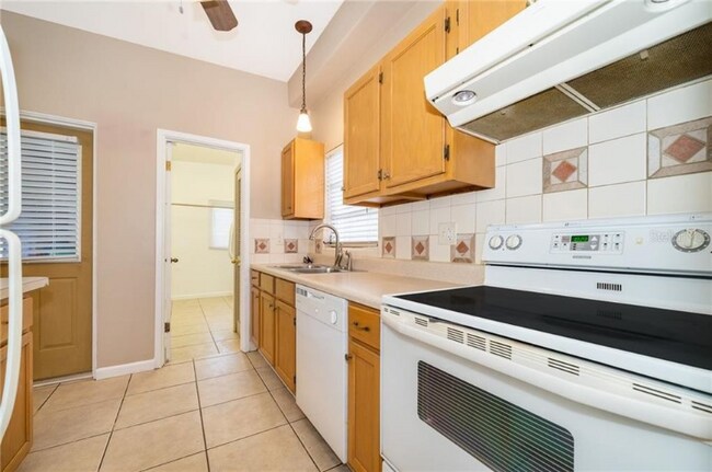 Building Photo - 3504 Lake Margaret Dr