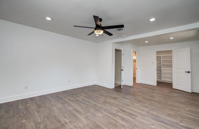 Building Photo - 624 Willow Ln