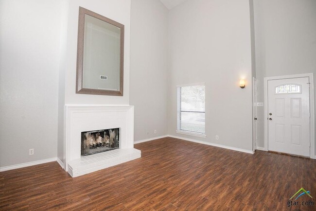 Building Photo - 5917 Hollytree Dr