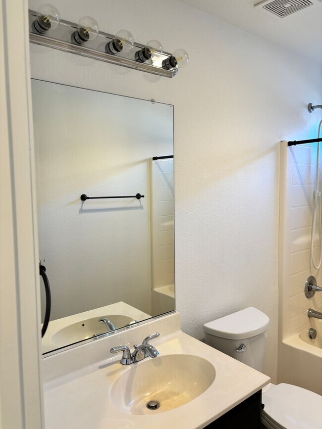 Building Photo - BEAUTIFUL, SPACIOUS,  4 BEDROOM, 2 BATHROO...