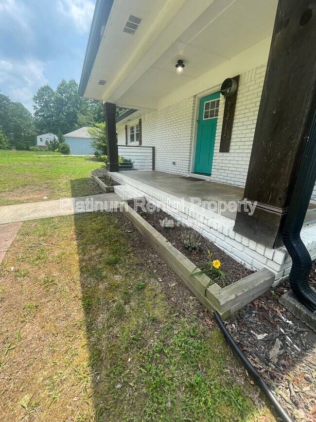Building Photo - 2216 Shancey Ln
