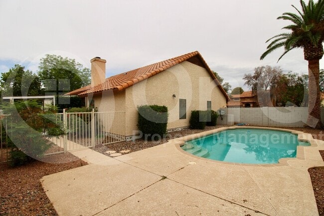 Building Photo - 1133 E San Pedro Ave
