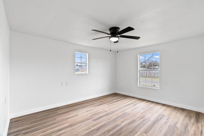 Building Photo - REMODELED 3 BEDROOM ON A CORNER LOT