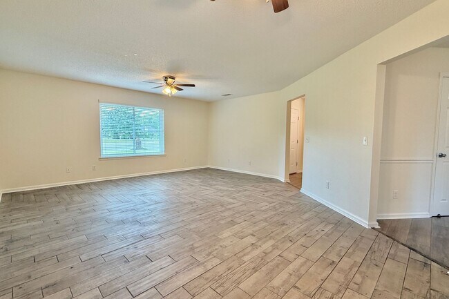 Building Photo - AVAILABLE NOW! (Pet Friendly)