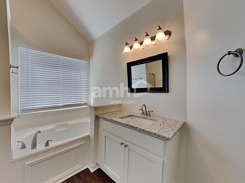 Building Photo - 2807 Sutherland Dr
