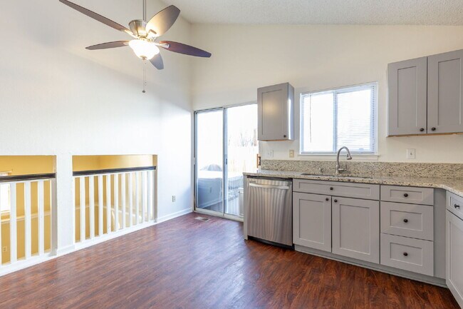 Building Photo - NW Longmont Spacious Tri Level.