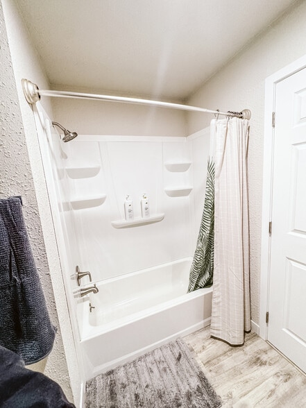 Full bathroom - 37041 Rafie St