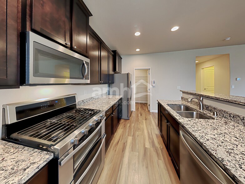 Building Photo - 2665 Link Ave