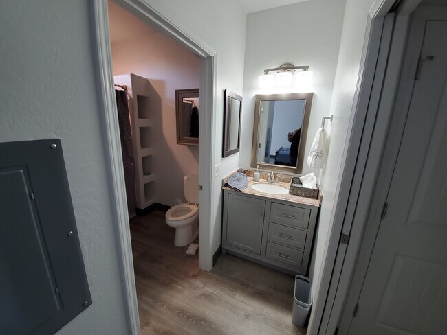 Building Photo - 521 E Mission Ln