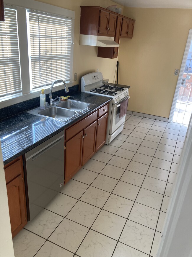 Kitchen - 6412 Fountain Ave