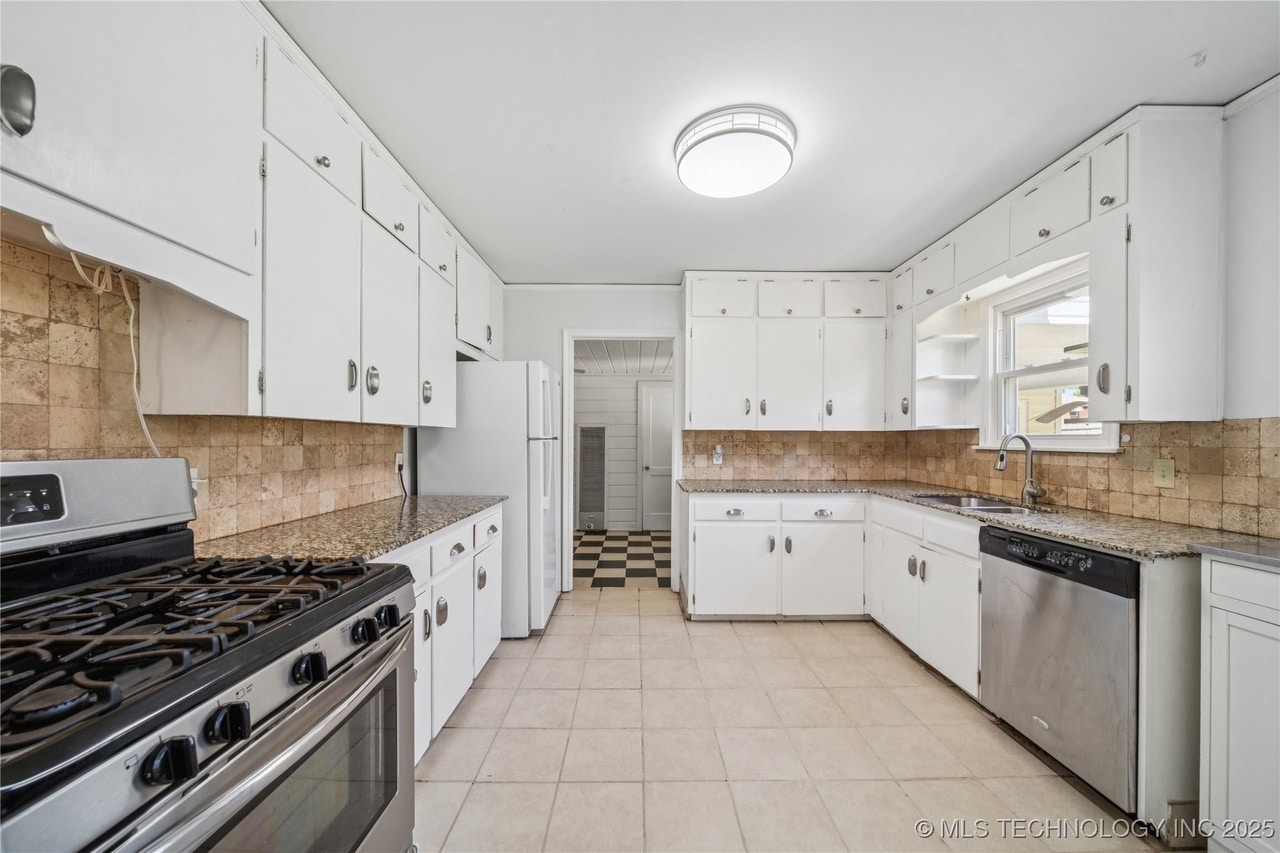 kitchen - 4903 E 25th St