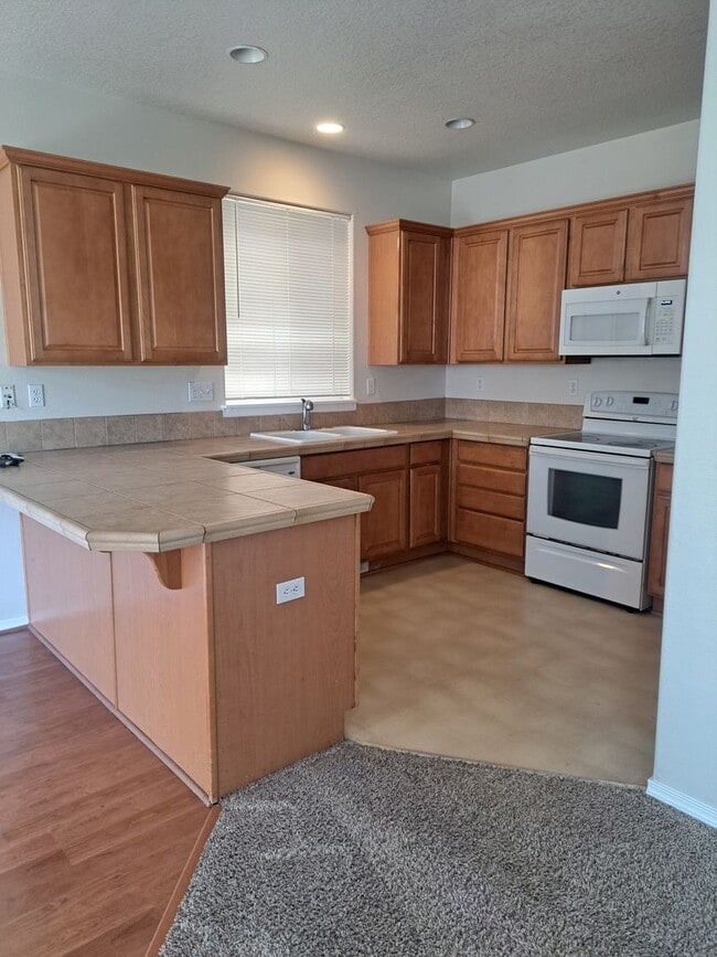 Building Photo - 3 Bedroom Home - Nice back yard -  no appl...