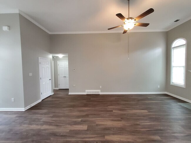 Building Photo - 647 S Sanga Rd