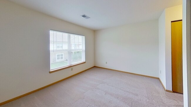 Building Photo - Condo Style Upper 2 Bedroom 1 Bathroom Apartment
