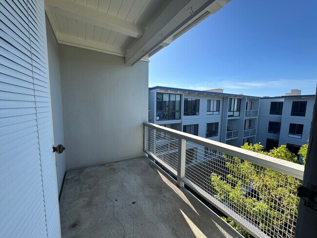 Building Photo - $500 MOVE IN SPECIAL!!! Studio Condo Available at Watergate Complex in Emeryville!