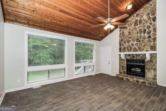 Building Photo - 587 Farmbrook Trail NE