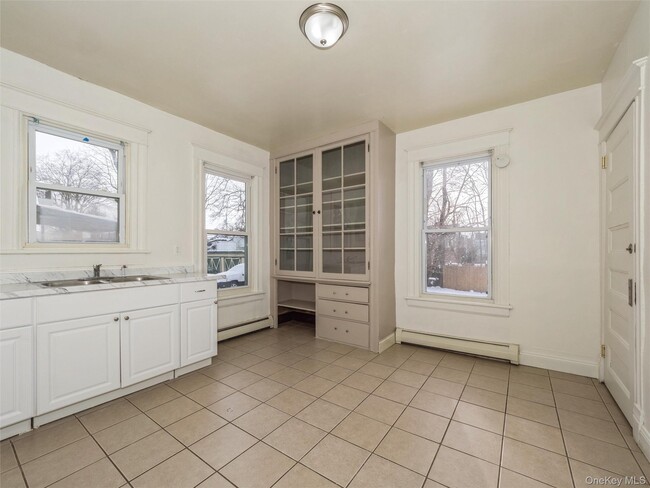 Building Photo - 236 Mansion St