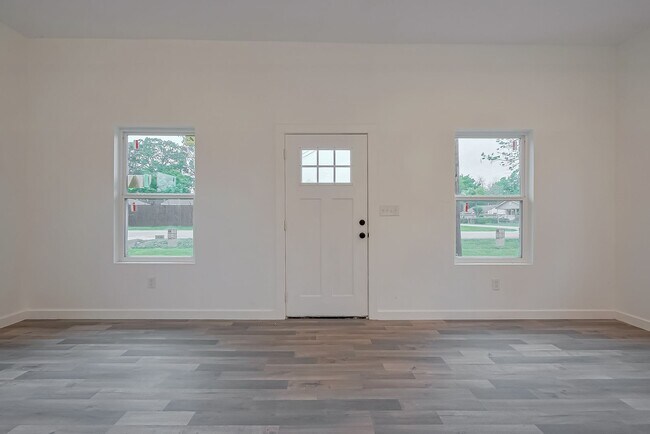 Building Photo - AFFORDABLE 4BD/2.5BA SINGLE HOUSE!