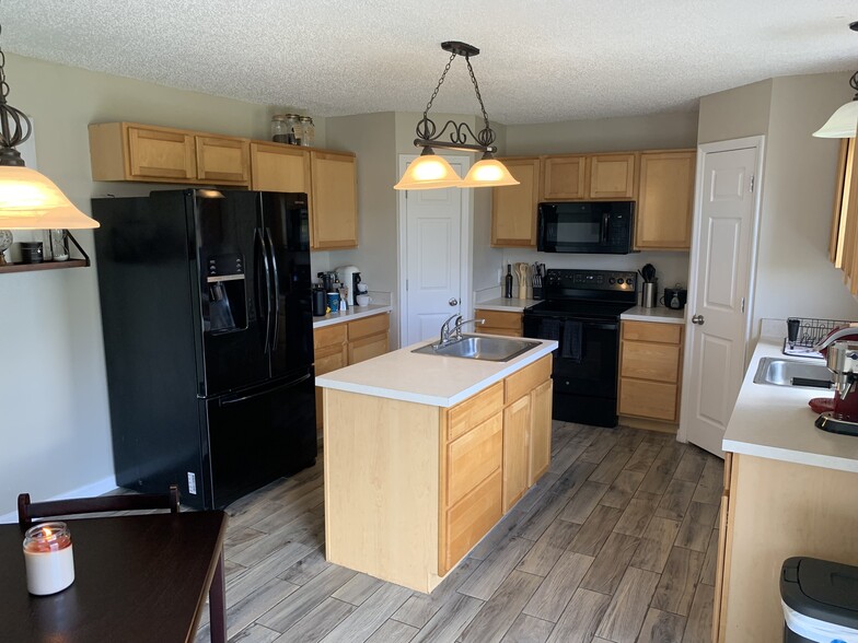 Kitchen - 422 Fairfield Dr