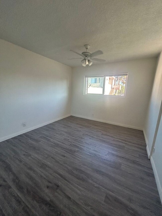 Building Photo - Top Floor Apartment, 1 Bed + 1 Car Garage, Long Beach