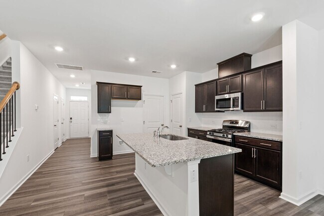 Building Photo - Updated 3BR Townhome with Pool and Spaciou...