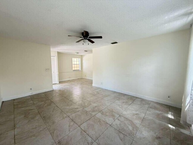 Building Photo - 13986 Morning Glory Dr