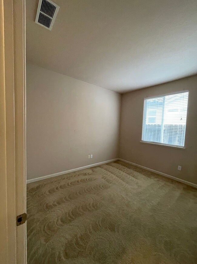 Building Photo - This charming 3/bed 2/bath welcomes you home.
