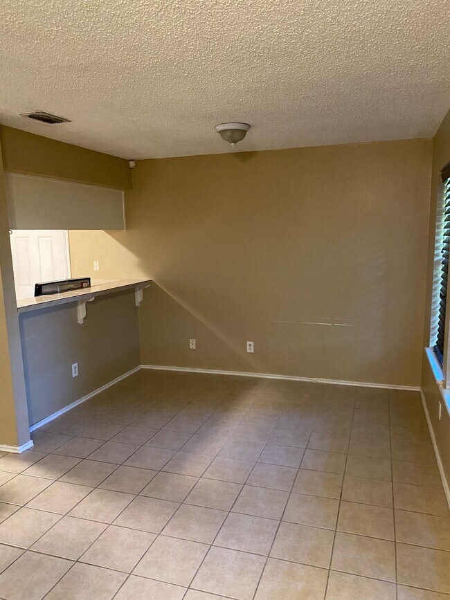 Building Photo - 811 E Stonegate Dr