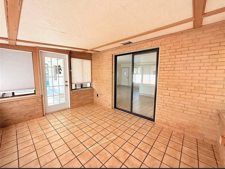 Florida room - 225 Cevera Dr