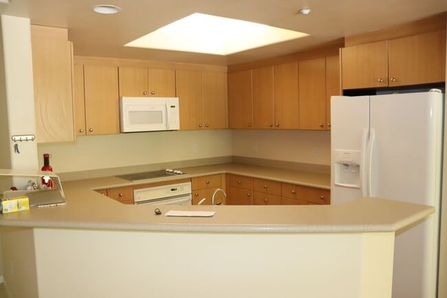 Building Photo - Spacious Downtown Condo