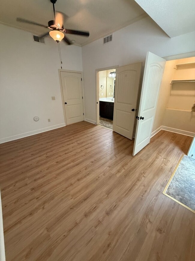 Building Photo - Your Perfect Home Awaits!