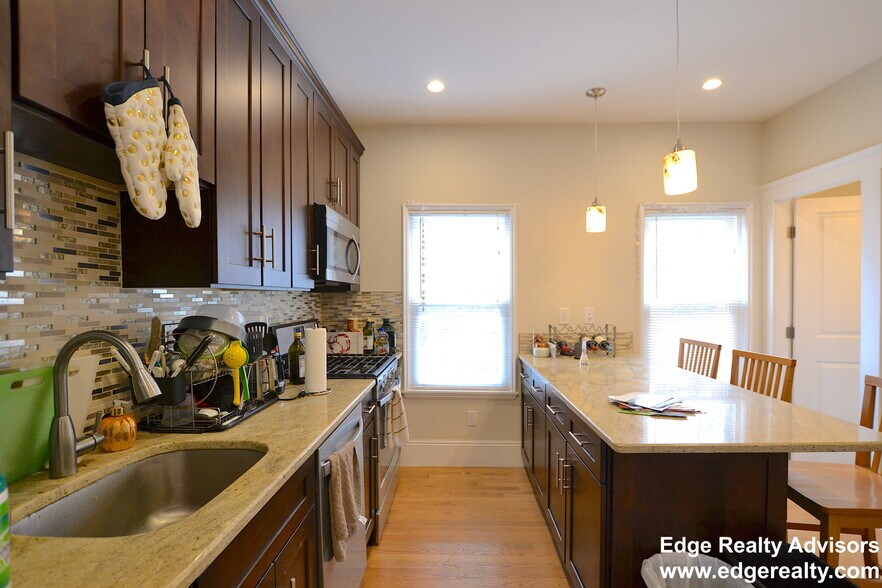 Building Photo - 27 Union St