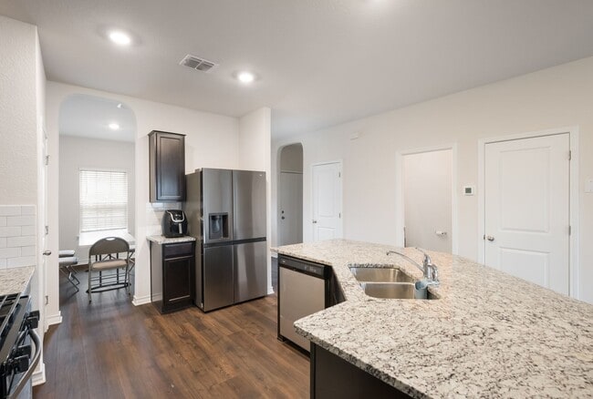 Building Photo - Private Cul-de-Sac Living with Spacious Backyard