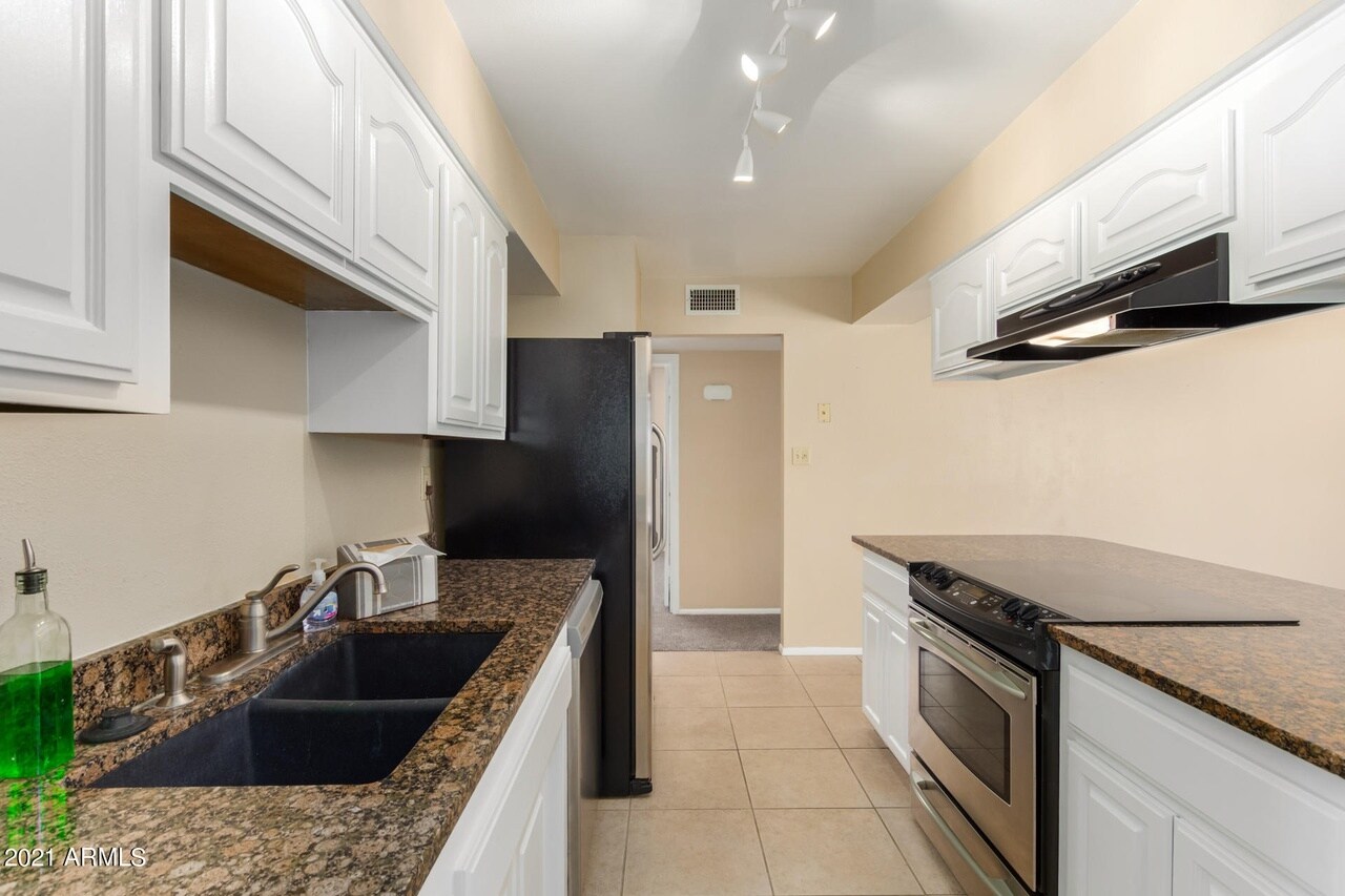 Building Photo - 3106 S Los Feliz Dr