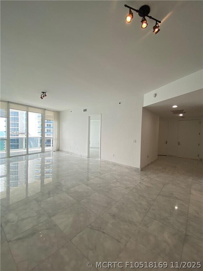 Building Photo - 16001 Collins Ave