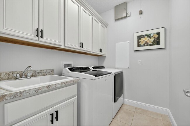 Building Photo - 9624 SW Royal Poinciana Dr