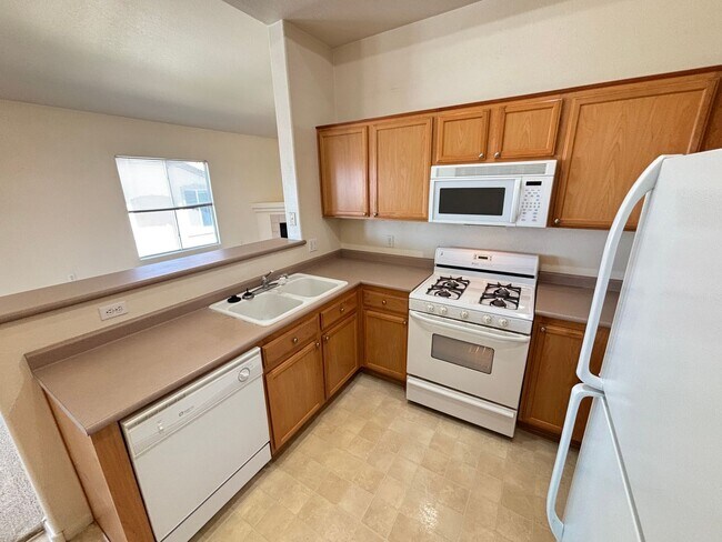 Building Photo - Beautiful 2Bed/2Bath Condo located in Henderson's Mission Ridge gated Community