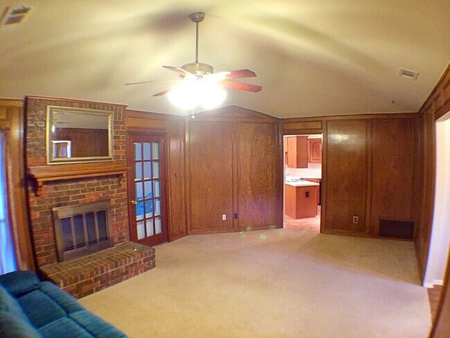 Building Photo - Charming 4 Bedroom 2.5 Bath Home In RISD!