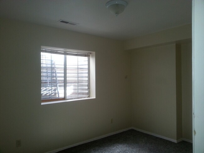 Building Photo - 2 Bed - 1.5 bath - Townhouse Living