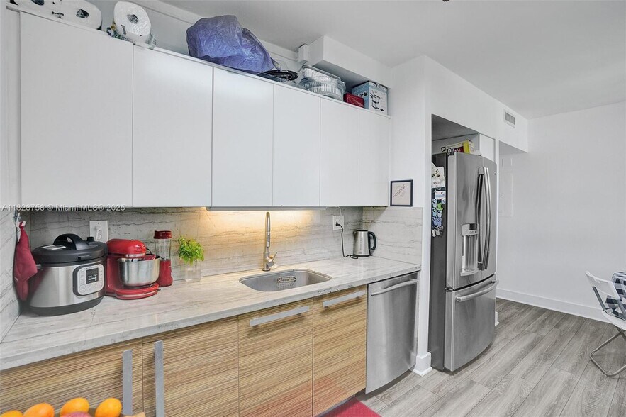 Building Photo - 161 Crandon Blvd