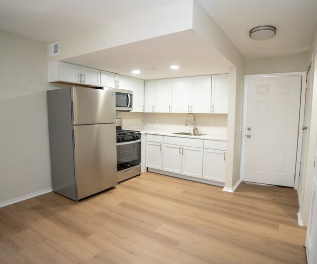 Building Photo - Lakeshore Cove