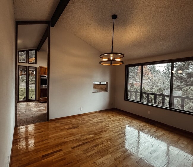 Building Photo - Elaborate 4 Bedroom 3 Bathroom Retreat in ...