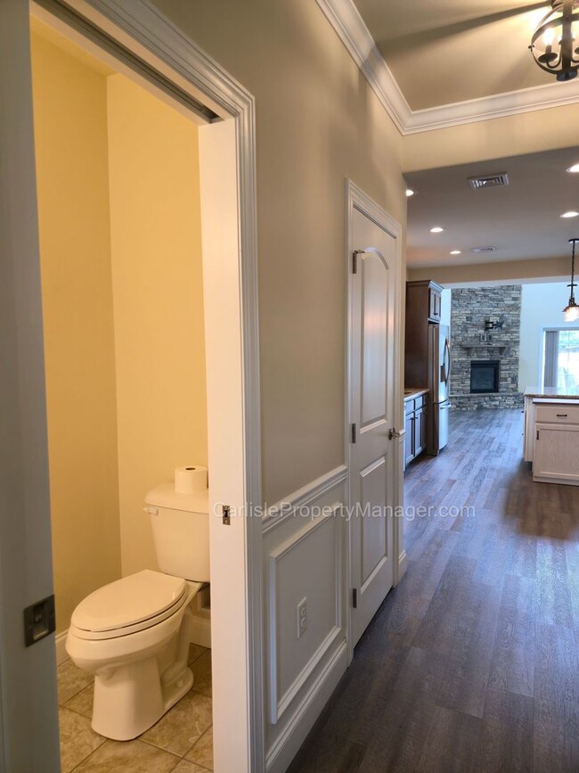 Building Photo - Duplex includes 2 car garage, laundry, pat...