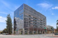 Building Photo - Modern 1-Bed 2-Bath Plus Den Condo in Chic...