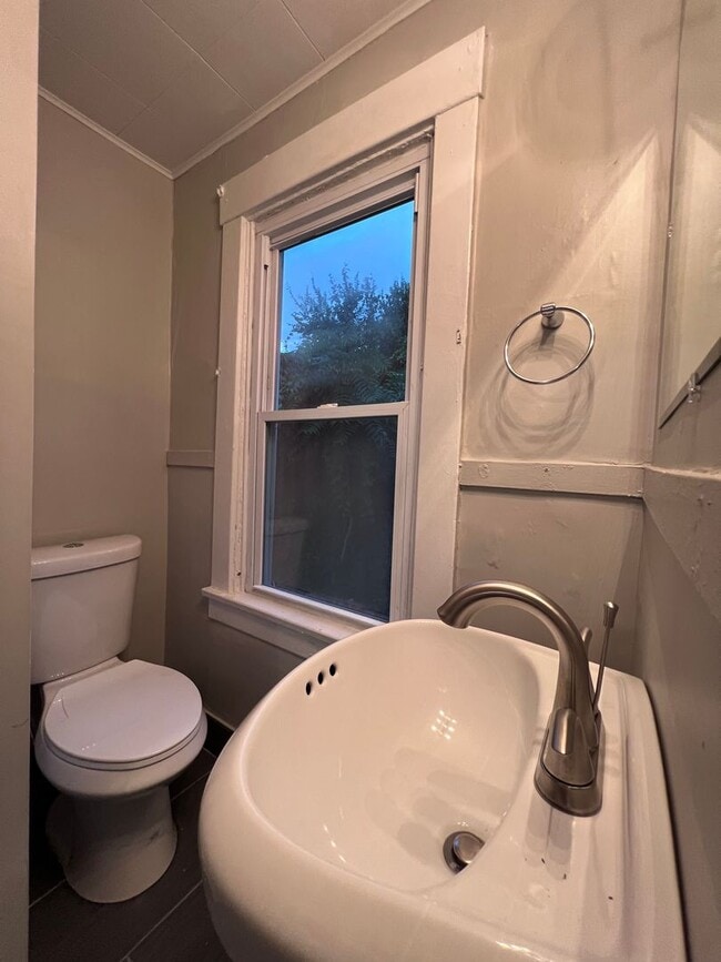 Building Photo - Updated 2BR Townhouse now showing!