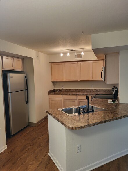 Building Photo - 18400 N Ridge Ct