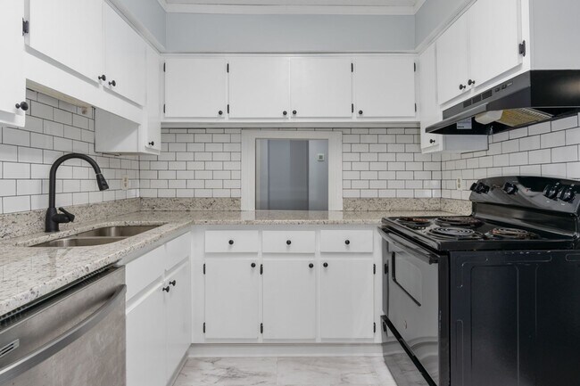 Building Photo - Charming 2 bedroom, 2 bathroom home locate...