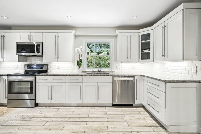 Building Photo - 163 MacGregor Dr