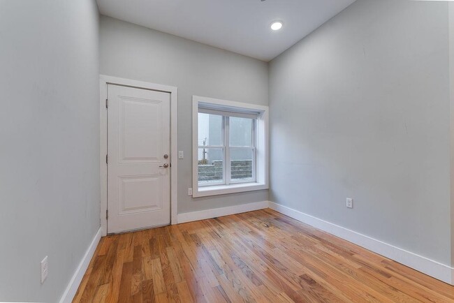 Building Photo - 62 Newkirk St